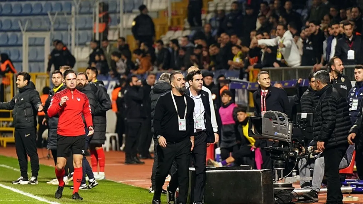 Fenerbahçeli yöneticiler ile Eyüpsporlu taraftarlar arasında gerginlik yaşandı